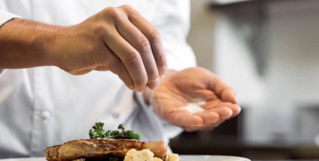 Mësoni se a duhet ta eliminoni kripën dhe sheqerin nga dieta juaj