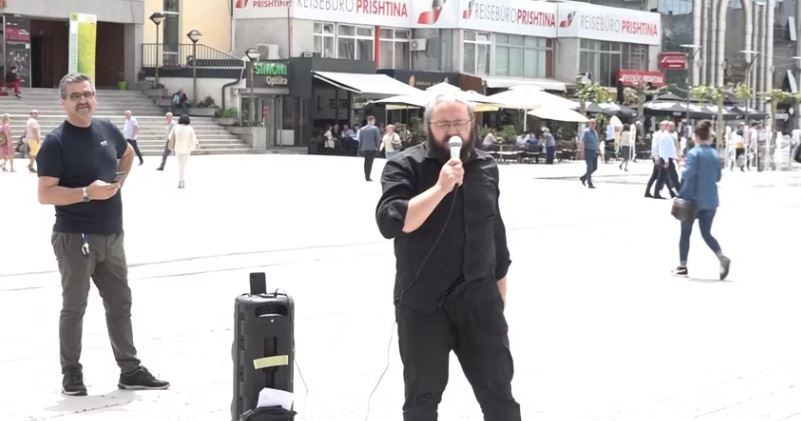 Regjisori Plakolli proteston para Qeverisë, akuzon ministrin Çeku për dallavere në konkursin publik
