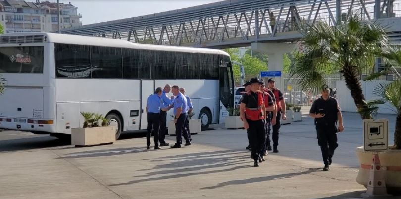 Kthyen rrugët e Tiranës në “fushëbetejë”, 80 huliganë kthehen mbrapsht në Itali