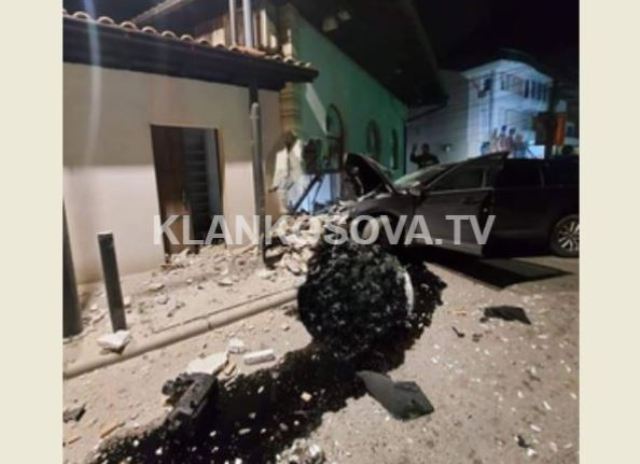 Pejë: Vetura del nga rruga dhe hyn në xhami, tre të lënduar