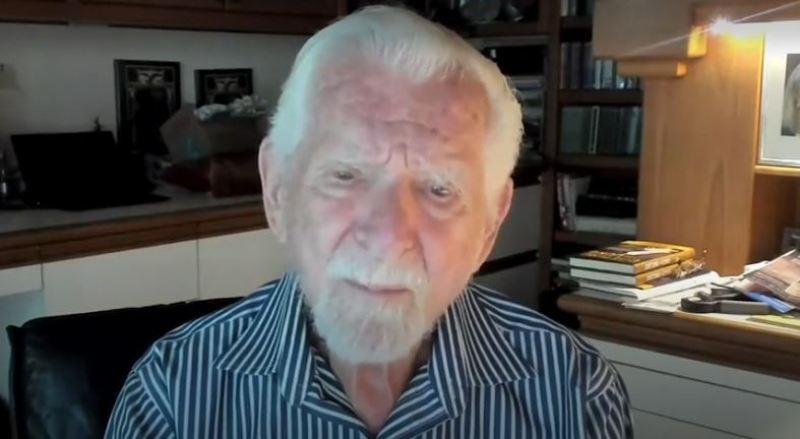 Burri që ndërtoi celularin e parë jep një këshillë: Jetojeni jetën