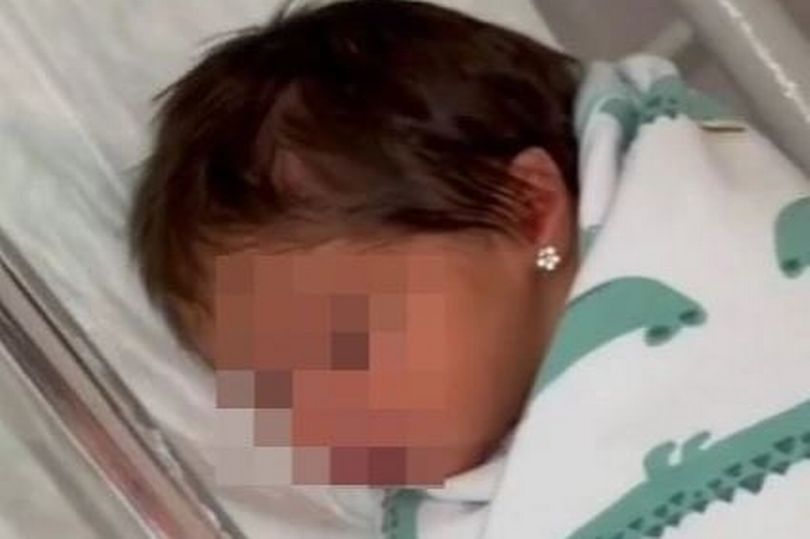 Flet nëna që ia shpoi veshët vajzës së porsalindur