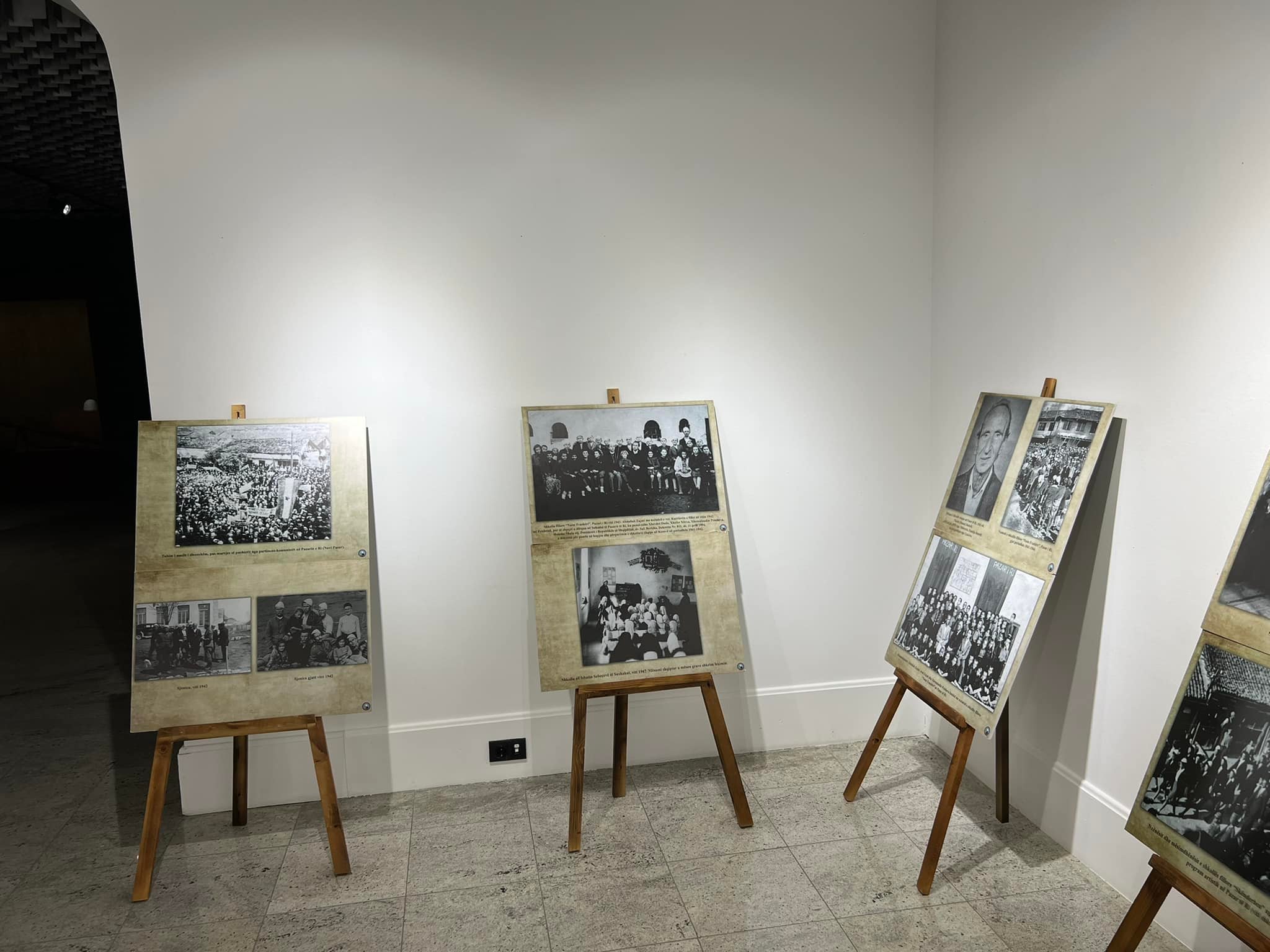 Sot hapet ekspozita “Sanxhaku, histori e dhembjes kombëtare” (VIDEO)