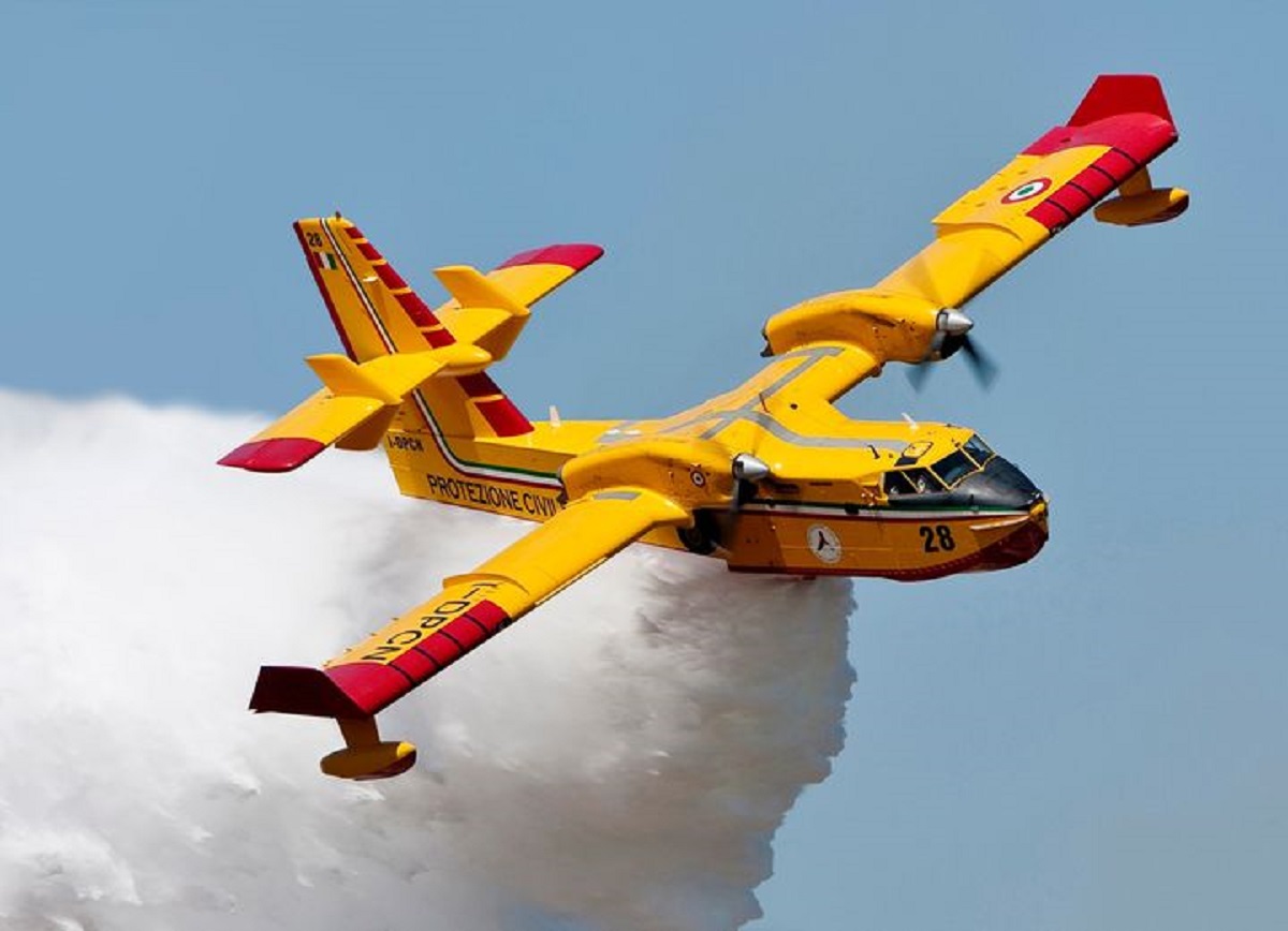 Greqia dërgon avion për shuarjen e zjarreve në ishullin e Sazanit