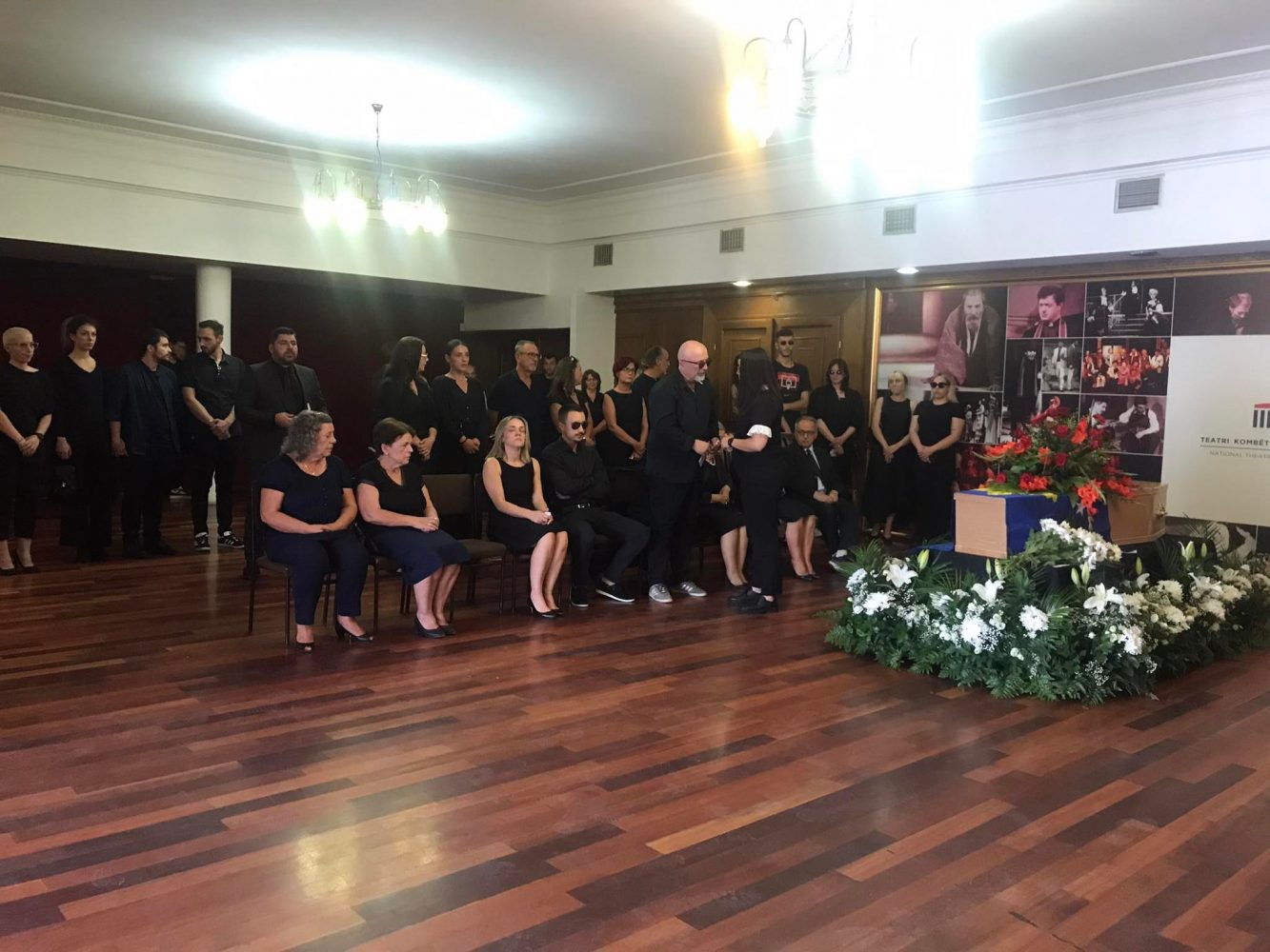 Kurti e Konjufca bëjnë homazhe pranë arkivolit të producentes Berisha