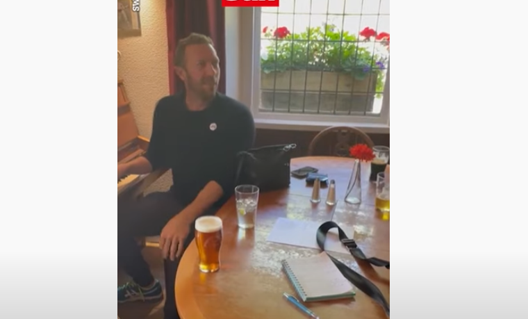 Chris Martin "pushton" një pijetore familjare, luan këngën e bendit të tij (VIDEO)