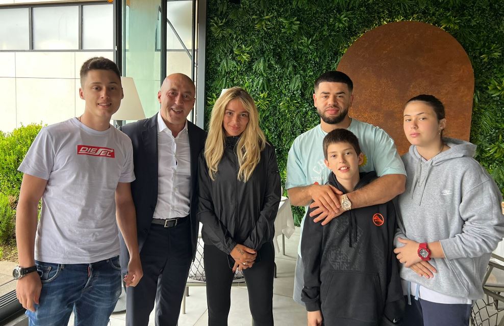 Haradinaj pozon me Noizyn e Loredanën, i quan ‘miq të veçantë’