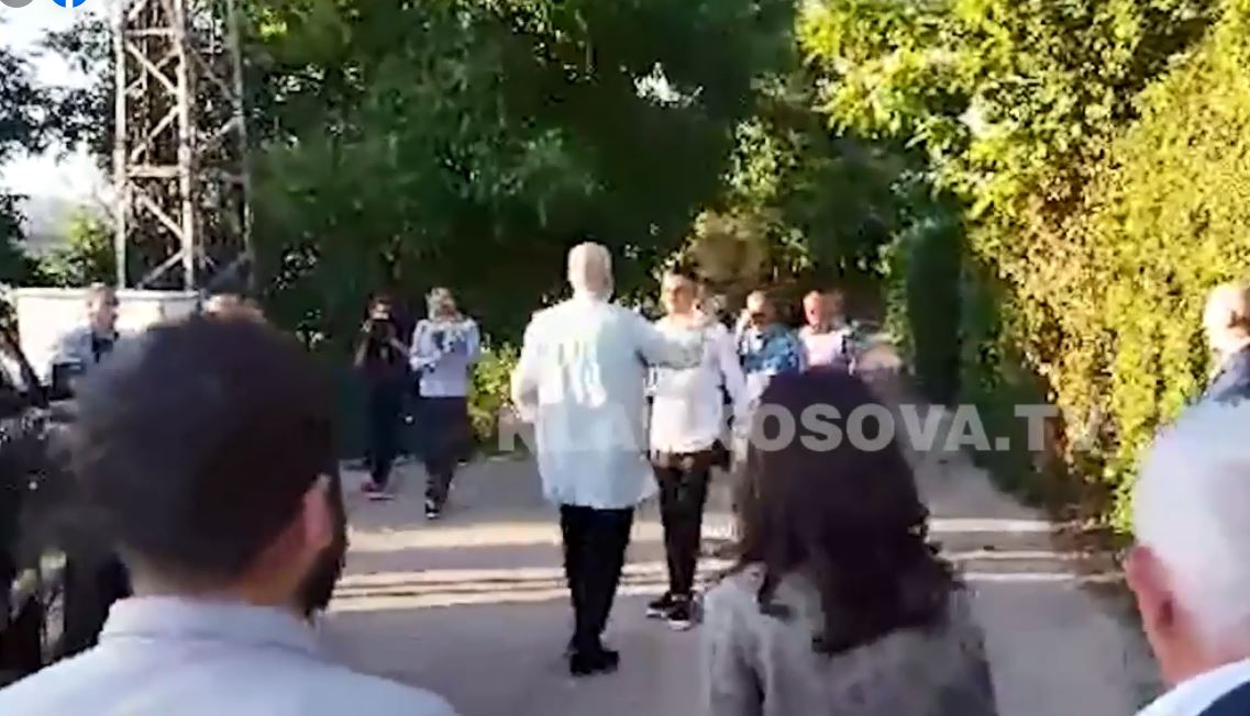 Rama pas vizitës te prindërit e Thaçit, merr dhuratë flamurin kuq e zi