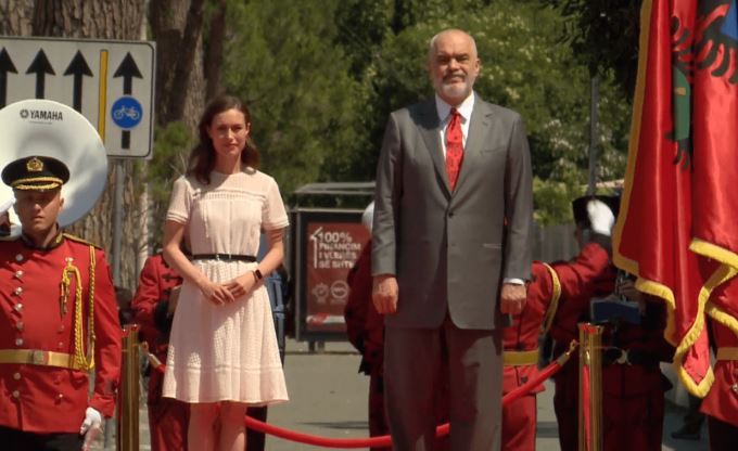 Arrin në Tiranë kryeministrja finlandeze, pritet nga Rama (VIDEO)
