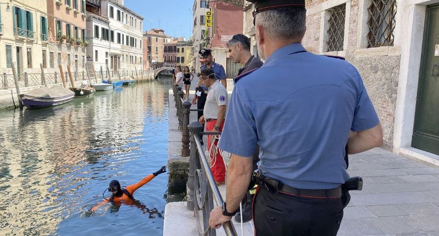 Përleshje me thika në Venezia mes 3 shqiptarëve, njëri tentoi “të arratisej” duke u hedhur në kanal