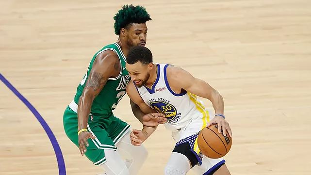 Warriors triumfojnë ndaj Celtics, barazojnë serinë në 1-1