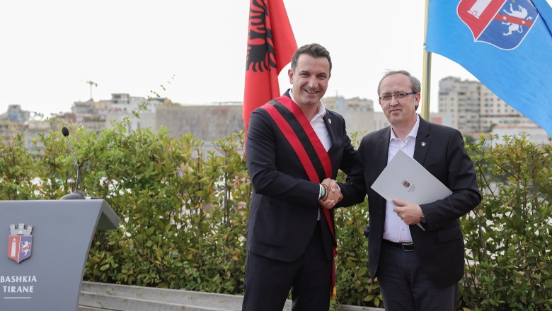 Avdullah Hoti merr nënshtetësinë shqiptare