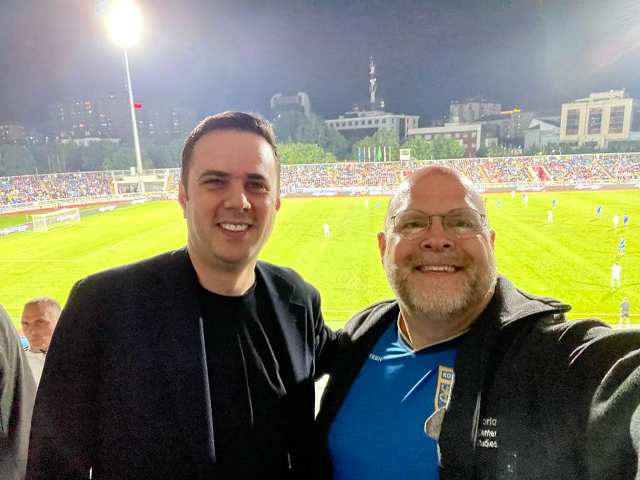 Abdixhiku dhe ambasadori amerikan së bashku në stadium, e përcjellin lojën e Kosovës
