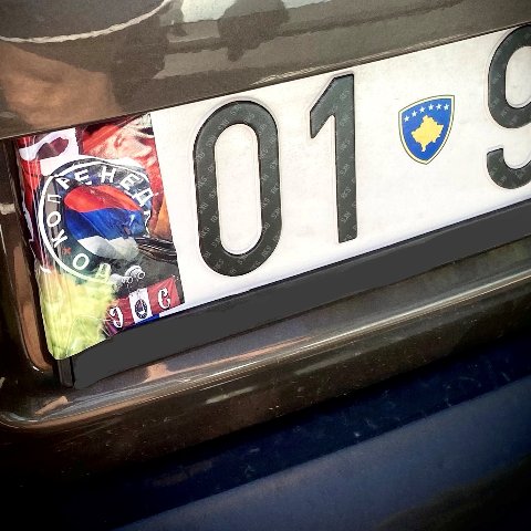 Greqi: Kosovarit dikush ia vendos në targa të veturës stikerin me flamurin serb (FOTO)