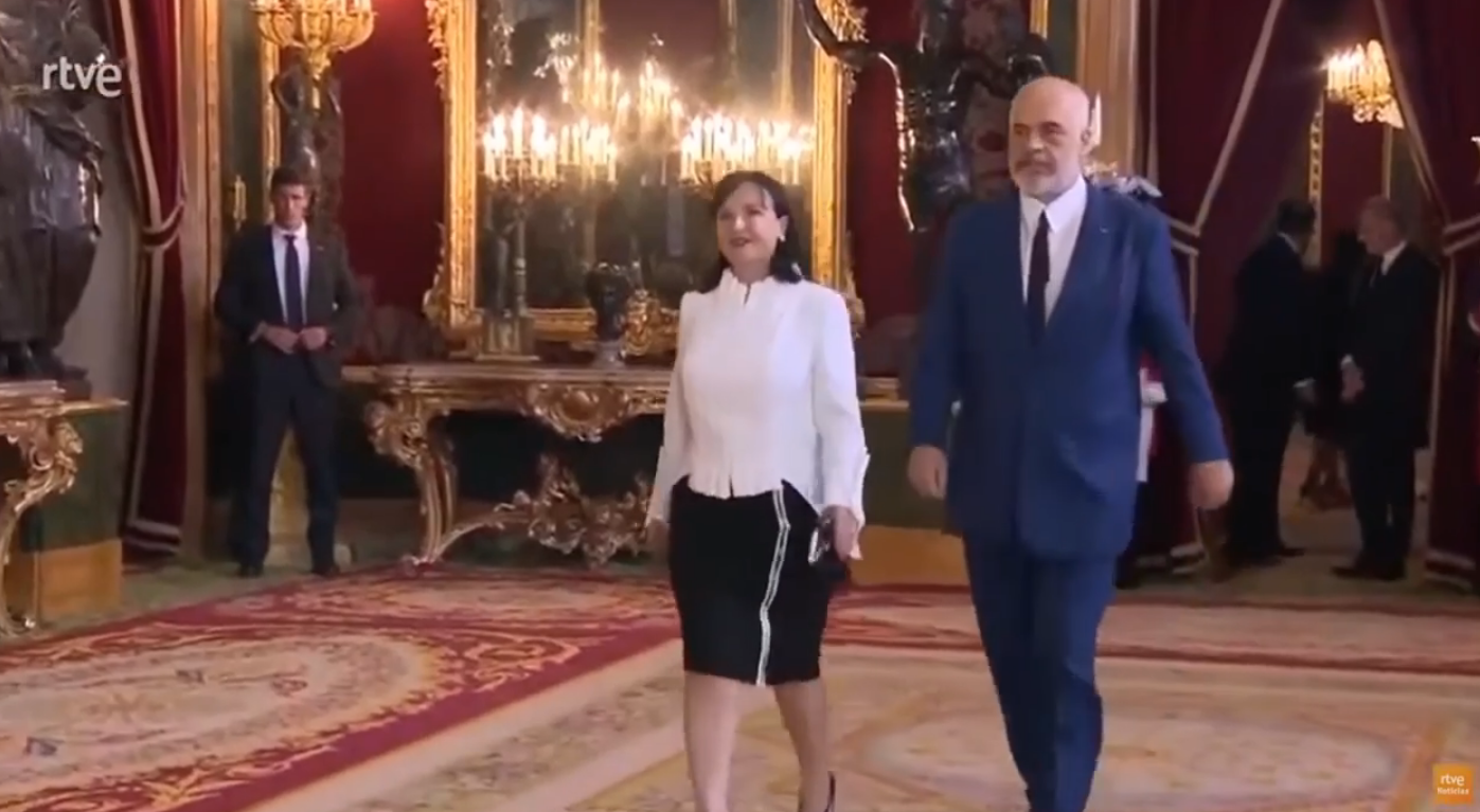 Edi Rama thotë 'mirëmëngjes' me pamje nga pritja e mbretit të Spanjës (VIDEO)
