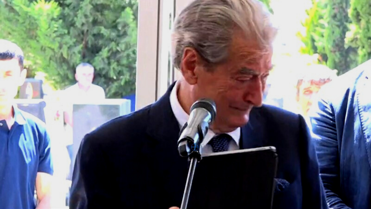 Berisha përlotet në fjalën e lamtumirës për ish-presidentin Nishani (VIDEO)