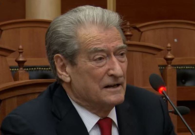 Berisha, ambasadorit britanik: Non-grata ndaj meje është për t’ia zgjatur jetën qeverisë më korruptive, sillni fakte