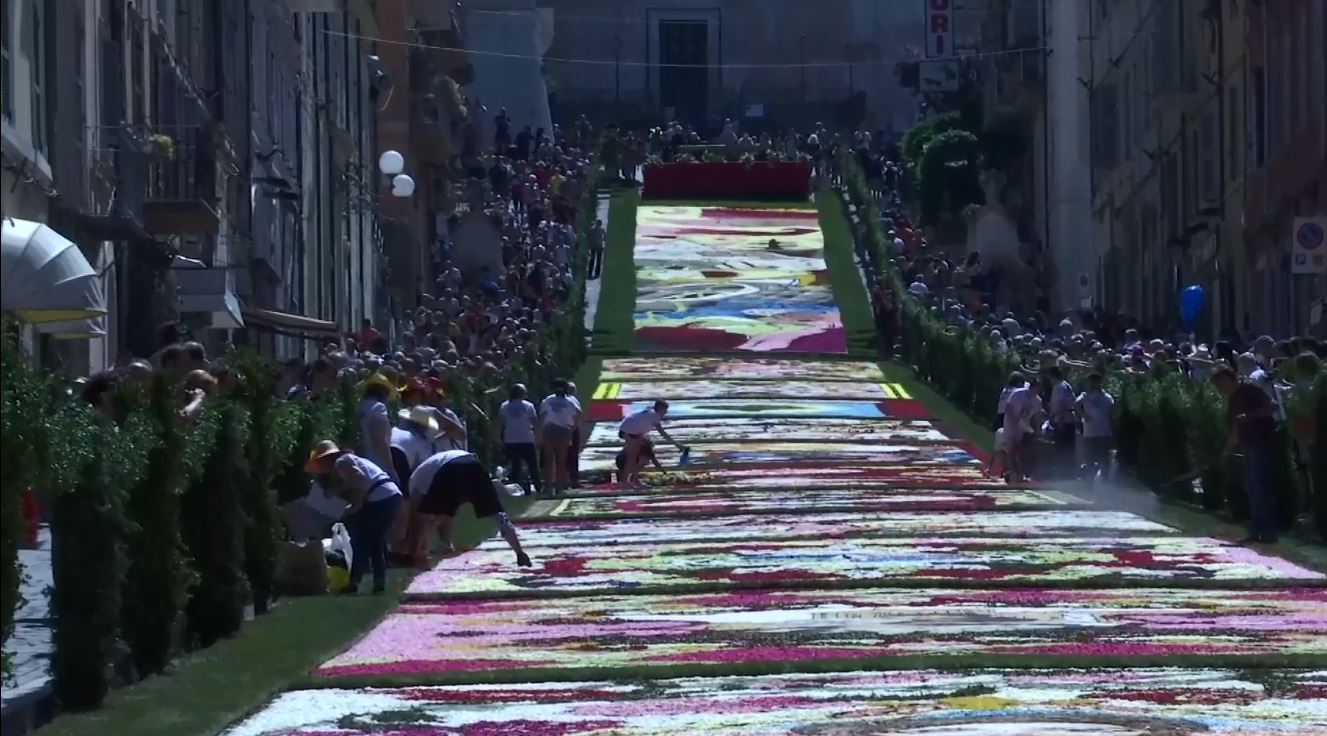 Petalet dhe farat e kthejnë rrugën italiane në vëpër arti me lule (VIDEO)