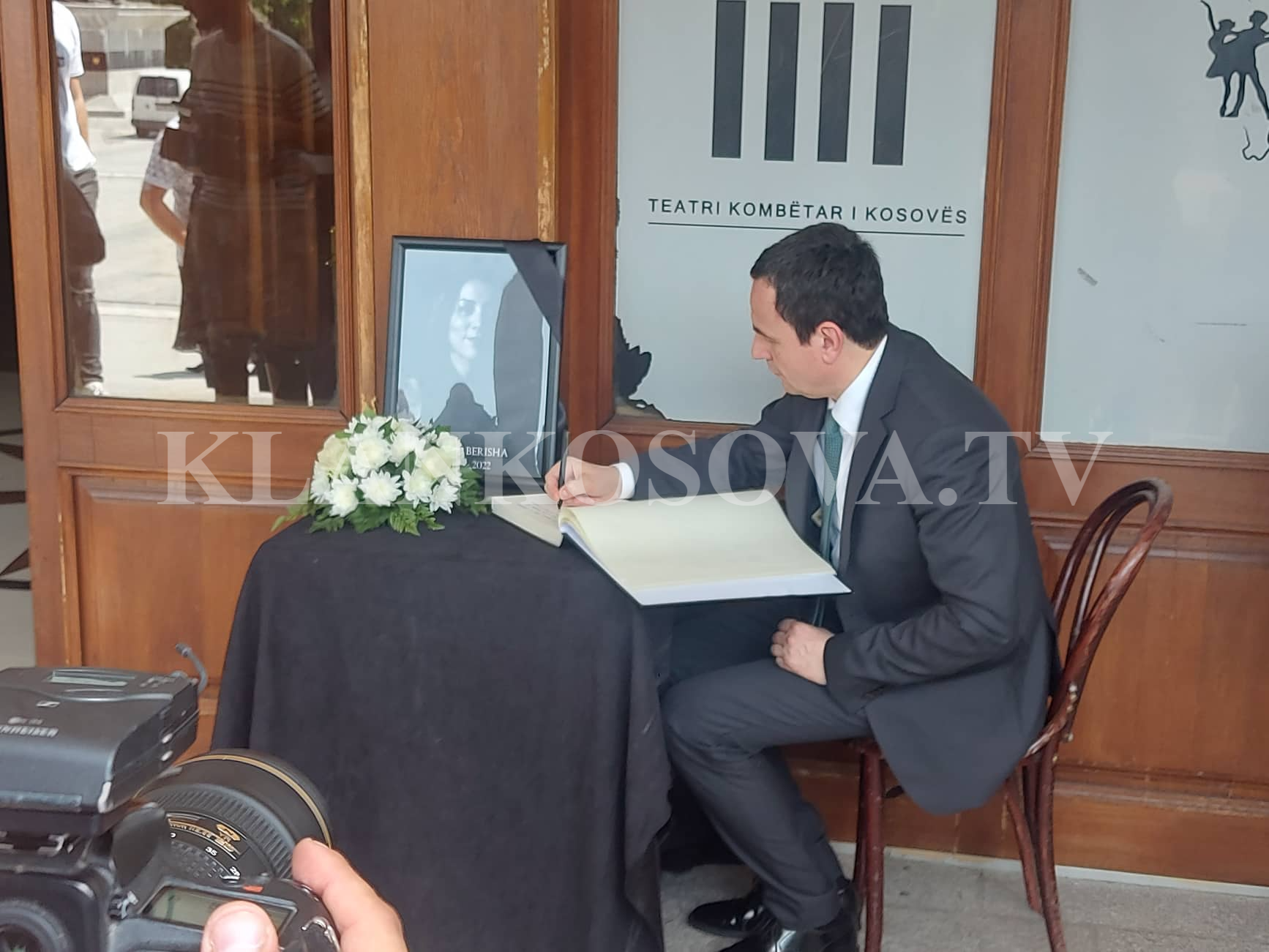 Këto janë fjalët që i shkruan Kurti e Konjufca në Librin e Zisë për producenten Berisha