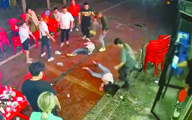 Videoja e grave që sulmohen brutalisht shkakton zemërim publik në Kinë (VIDEO)