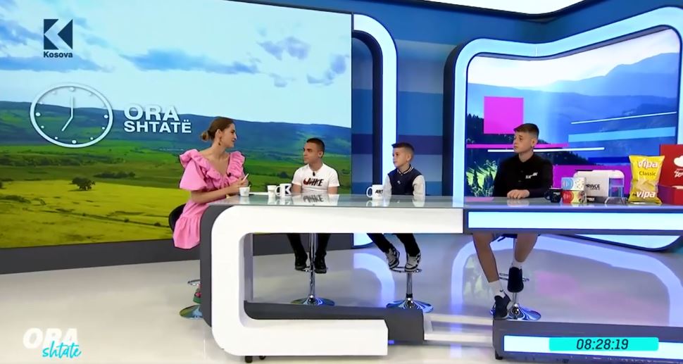 Delbrin Demaj, Kejsan Mavriqi dhe Amal Mavriqi hapin ekspozitë në Prishtinë për 1 Qershorin (VIDEO)