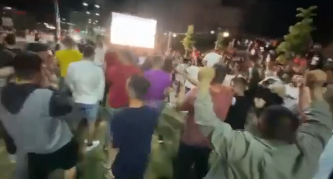 Suharekasit festojnë për fitoren e YLLI-t  (VIDEO)
