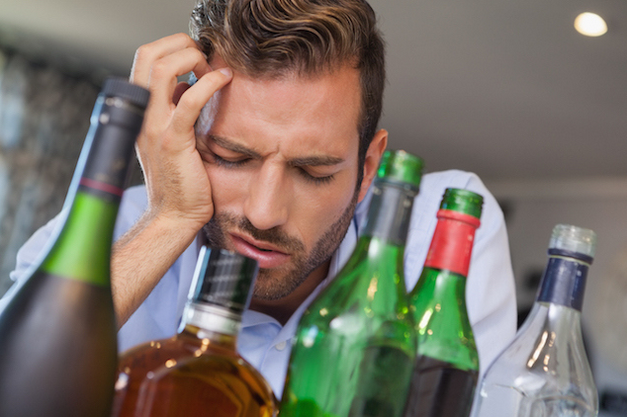 A mund të shkaktojë alkooli dhimbje koke të migrenës?