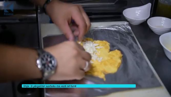 Si përgatitet suxhuku me vezë në furrë? (VIDEO)