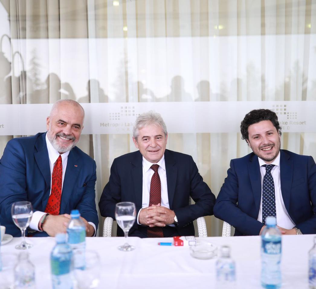 Rama fotografinë me Ahmetin e Abazoviqin e quan "Open Brothers" (FOTO)