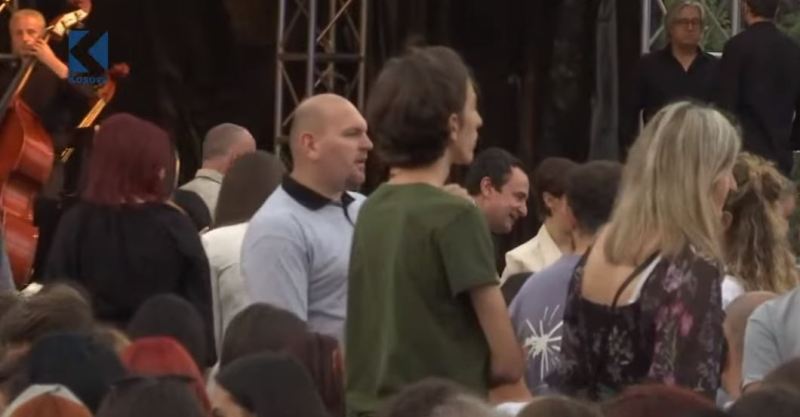 Nis koncerti filharmonik në sheshin "Skënderbeu" në Prishtinë, merr pjesë edhe Kurti (VIDEO)