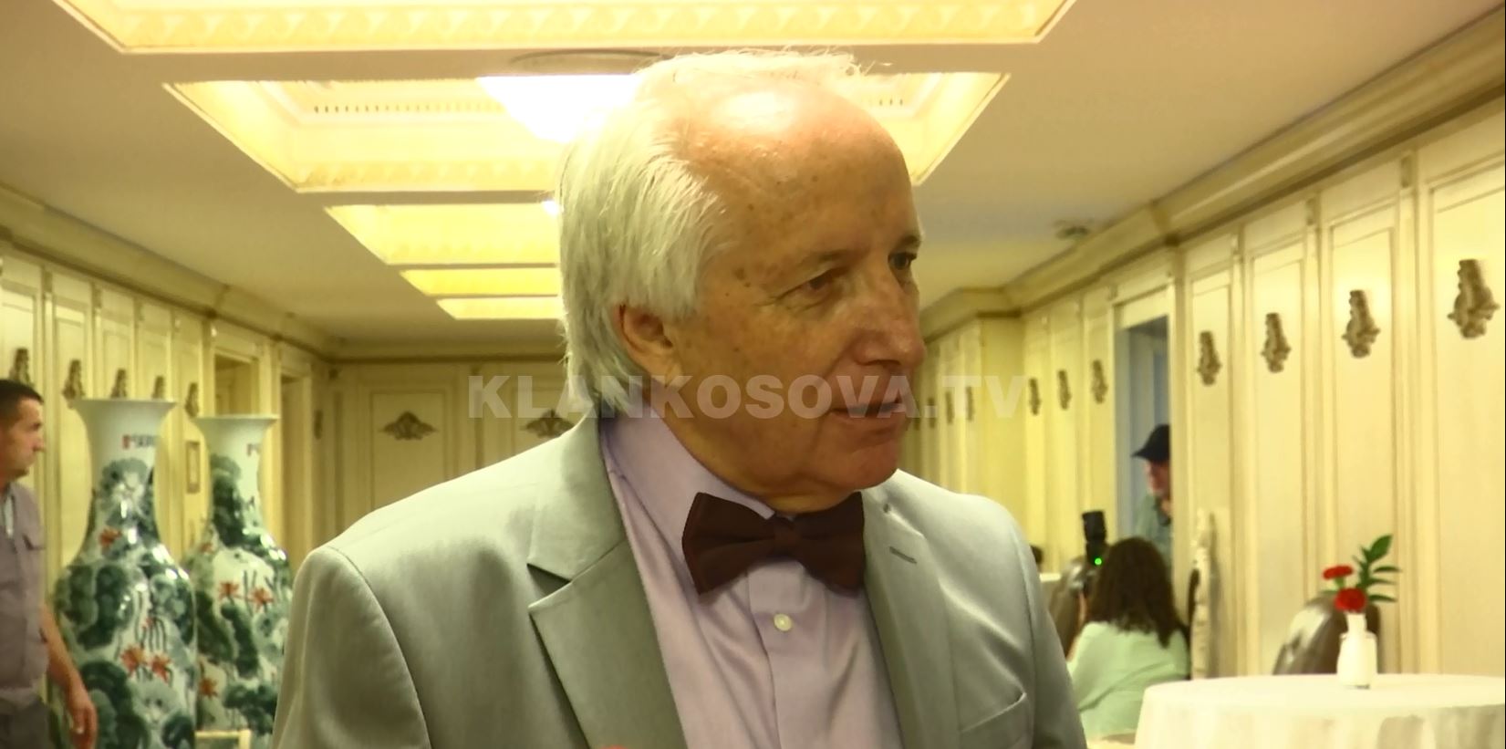 Ministri Latifi tregon se a bleu ilaçe sa ishte në QKUK, dhe pse e thirri mjekun nga shtëpia (VIDEO)