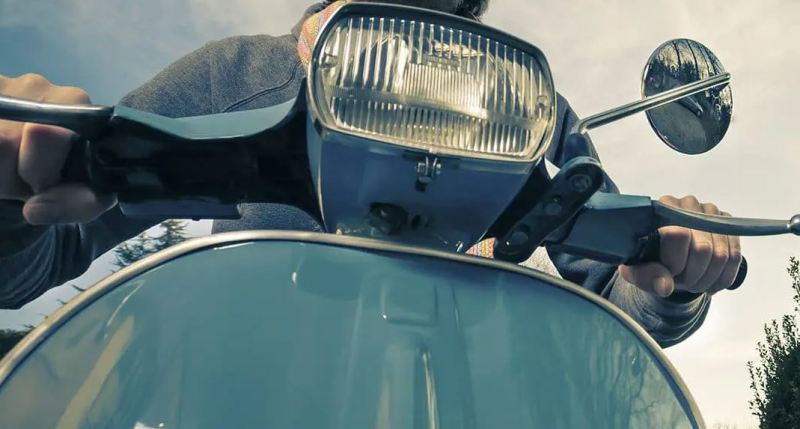 Policia jep detaje për motoçiklistin i cili i hodhi në rrugë qeset e mbushura me drogë