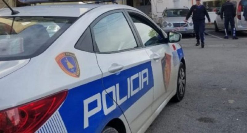 Vetura godet dy fëmijë në Tepelenë