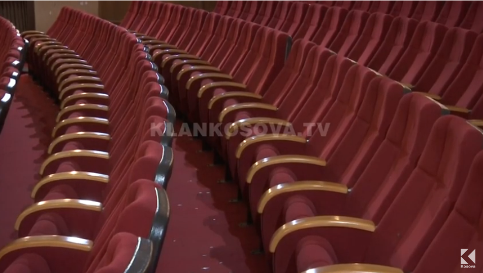 Era e rëndë pamundëson shfaqjen e baletit në teatër (VIDEO)