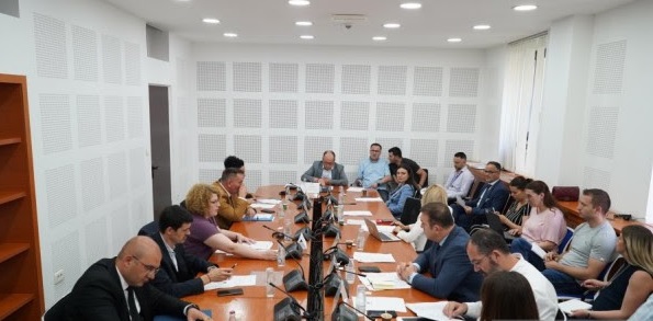 ​“A ke interesa direkte”, përplasje mes Mujës e Shalës në Komisionin për Ekonomi