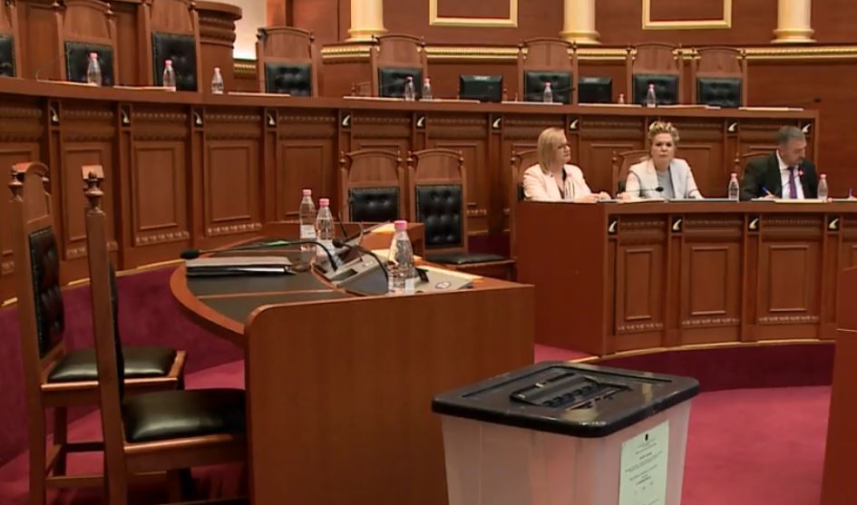 Fillon votimi për zgjedhjen e presidentit të Shqipërisë
