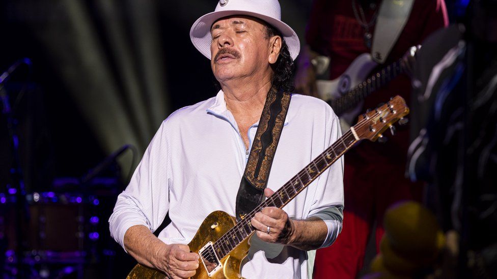 Kitaristi legjendar amerikan, Carlos Santana, rrëzohet në skenë (VIDEO)