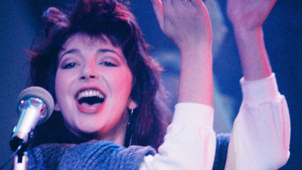 Kate Bush theu tre rekorde botërore me këngën "Running Up That Hill"