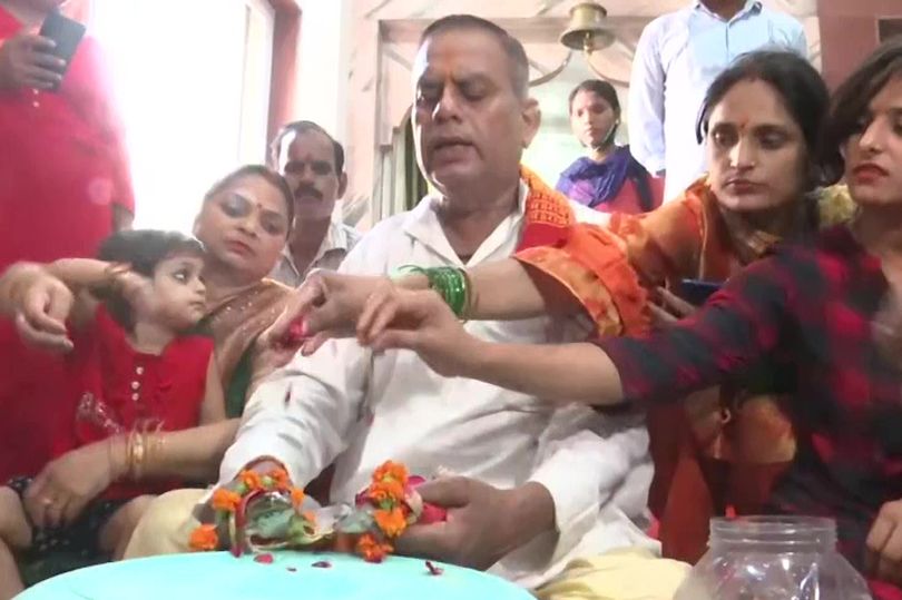 Moti i nxehtë, indianët martuan bretkosat për të sjellë shi (FOTO)