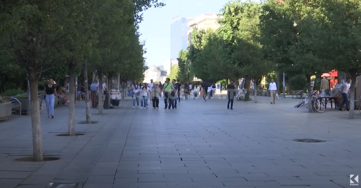 Kush çfarë puthjesh preferon më shumë? (VIDEO)