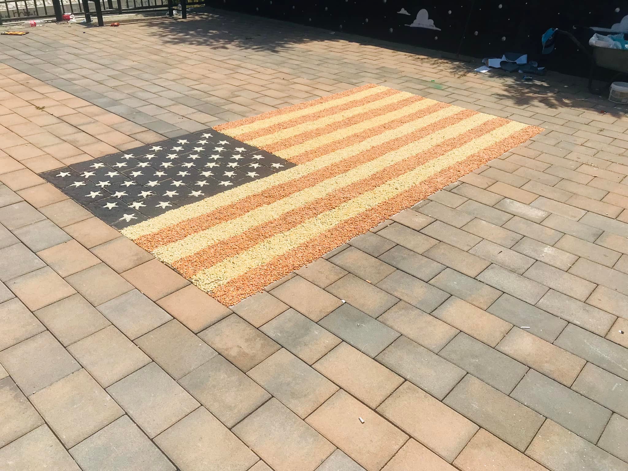 Rekordmeni kosovar i Guinness e uron 4 korrikun me një mozaik të flamurit amerikan
