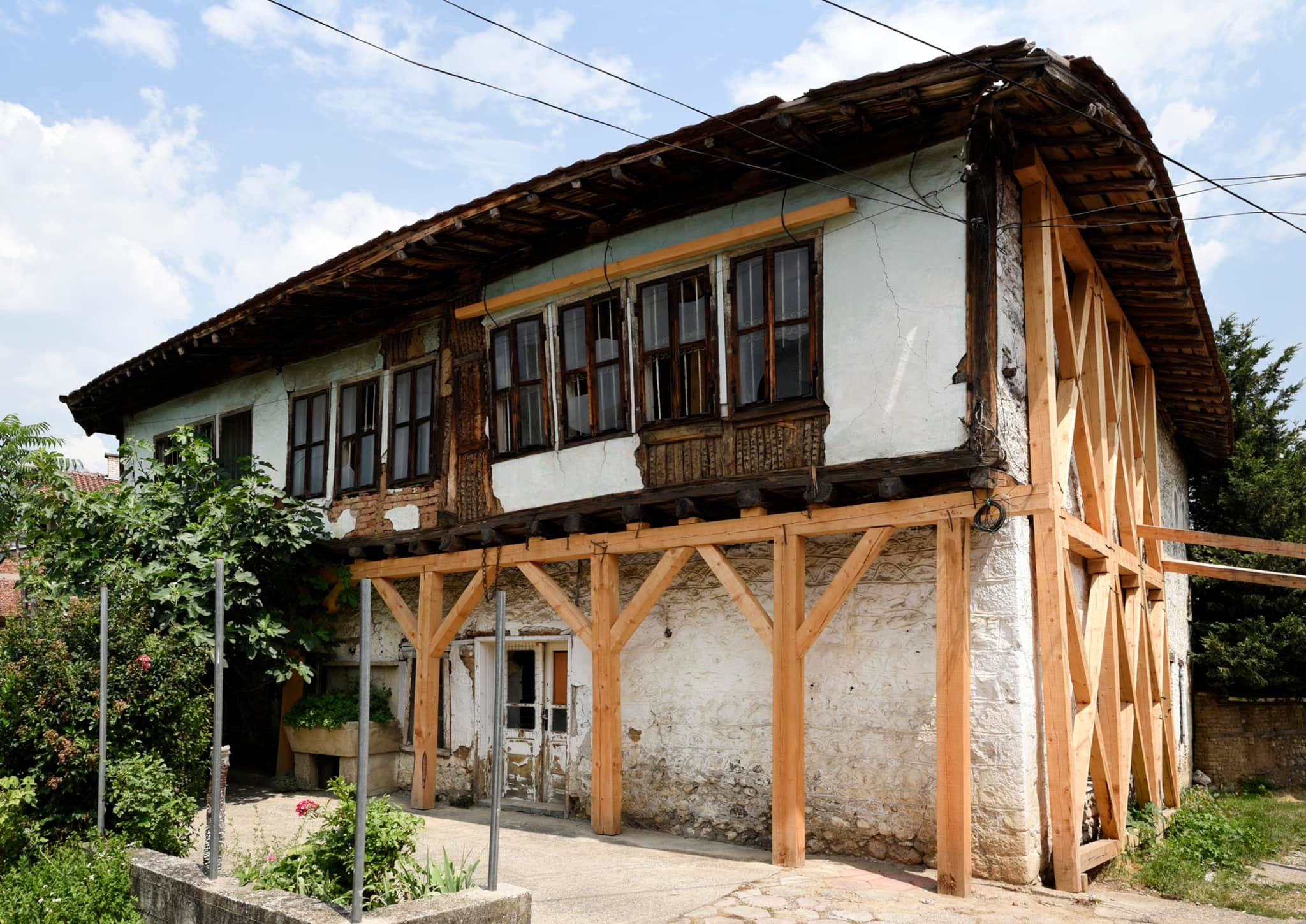 Fillojnë ndërhyrjet e para për restaurimin e shtëpisë së vjetër të Qehajve në qytetin e Pejës