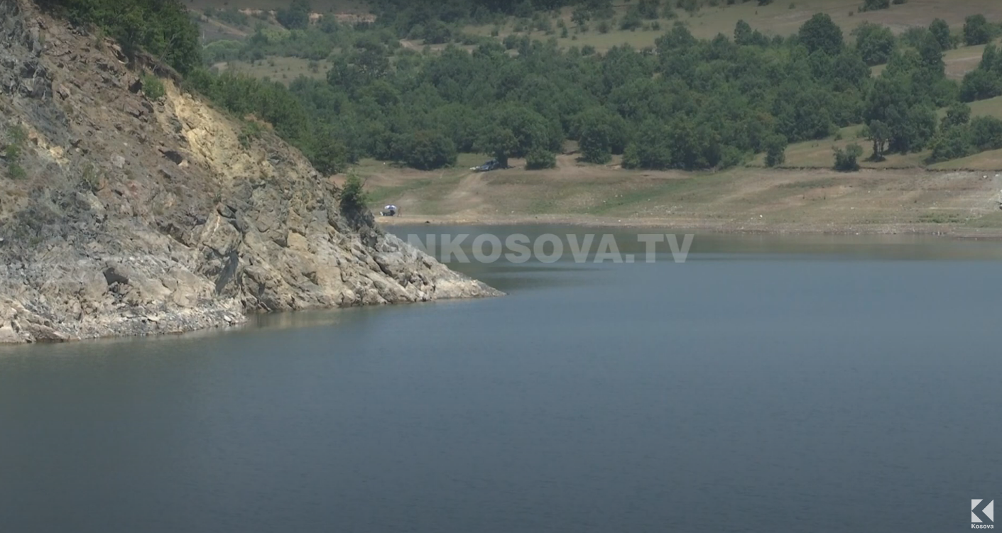 Bie niveli i ujit në liqenet e Kosovës, paralajmërohen reduktime (VIDEO)