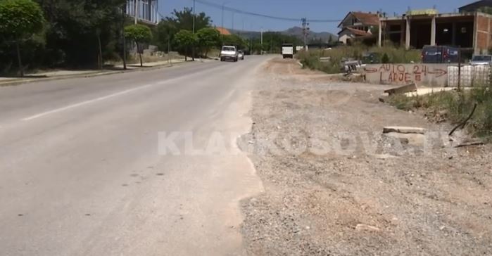 Trotuari i prishur, “fajtor” për dëmtimin e autoservisit (VIDEO)