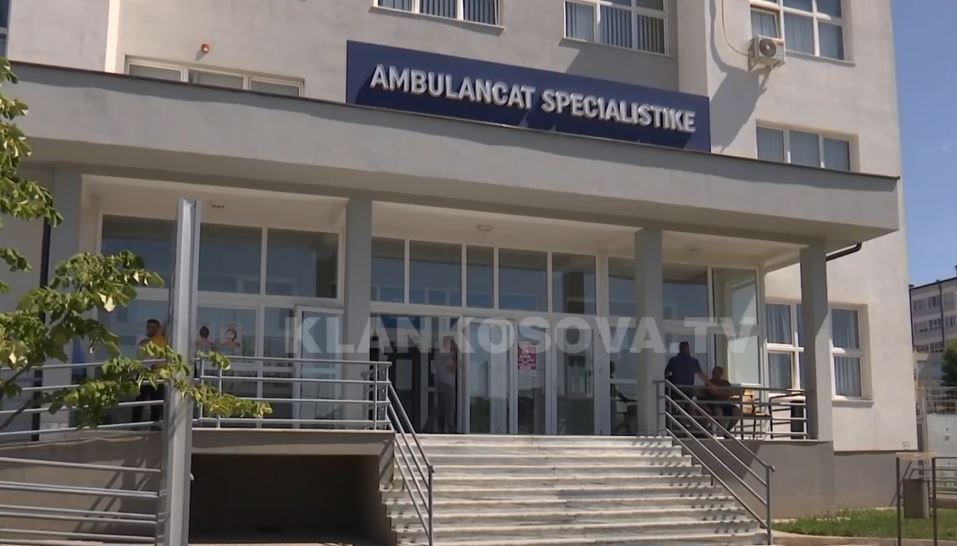 U vonua 2 orë në operacion urgjent, pacientët ankohen (VIDEO)