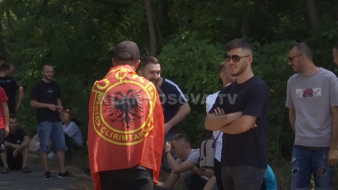 Tifozët bllokojnë rrugën për Prekaz, nuk lejojnë studentët të shohin krimet serbe (VIDEO)