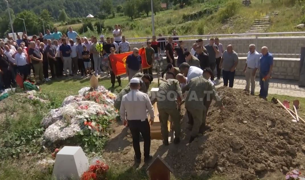 I përmbushet amaneti ish-ushtarit, Lumni Gashi varroset në Koshare (VIDEO)