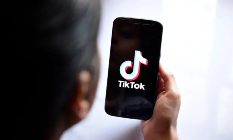 Familjet padisin TikTok-un, pasi dy vajza vdiqën duke provuar sfidën “Blackout Challenge”