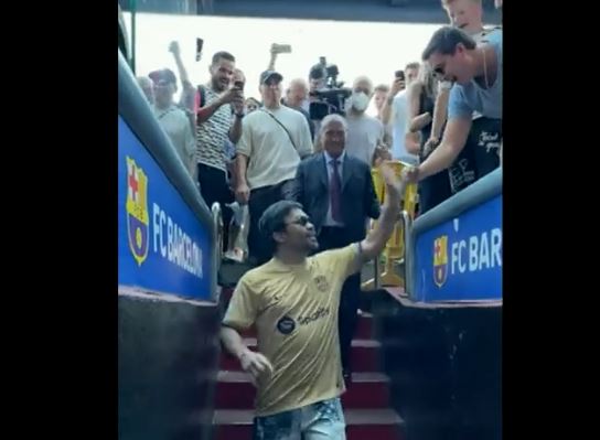 Legjenda e boksit Manny Pacquiao viziton “Camp Nou” (VIDEO)