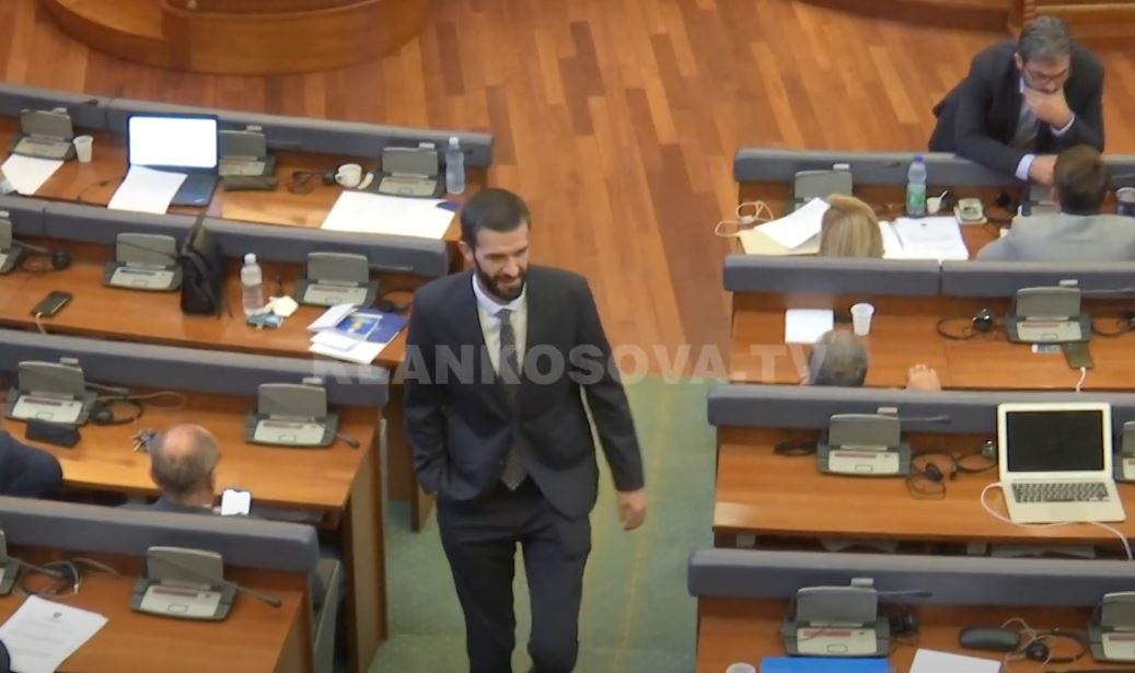Haxhi Emani nuk solli tespihe e “tërleme” në Kuvend (VIDEO)